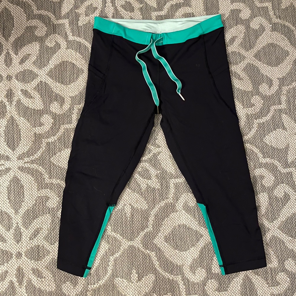 Lululemon black and green tie crop leggings